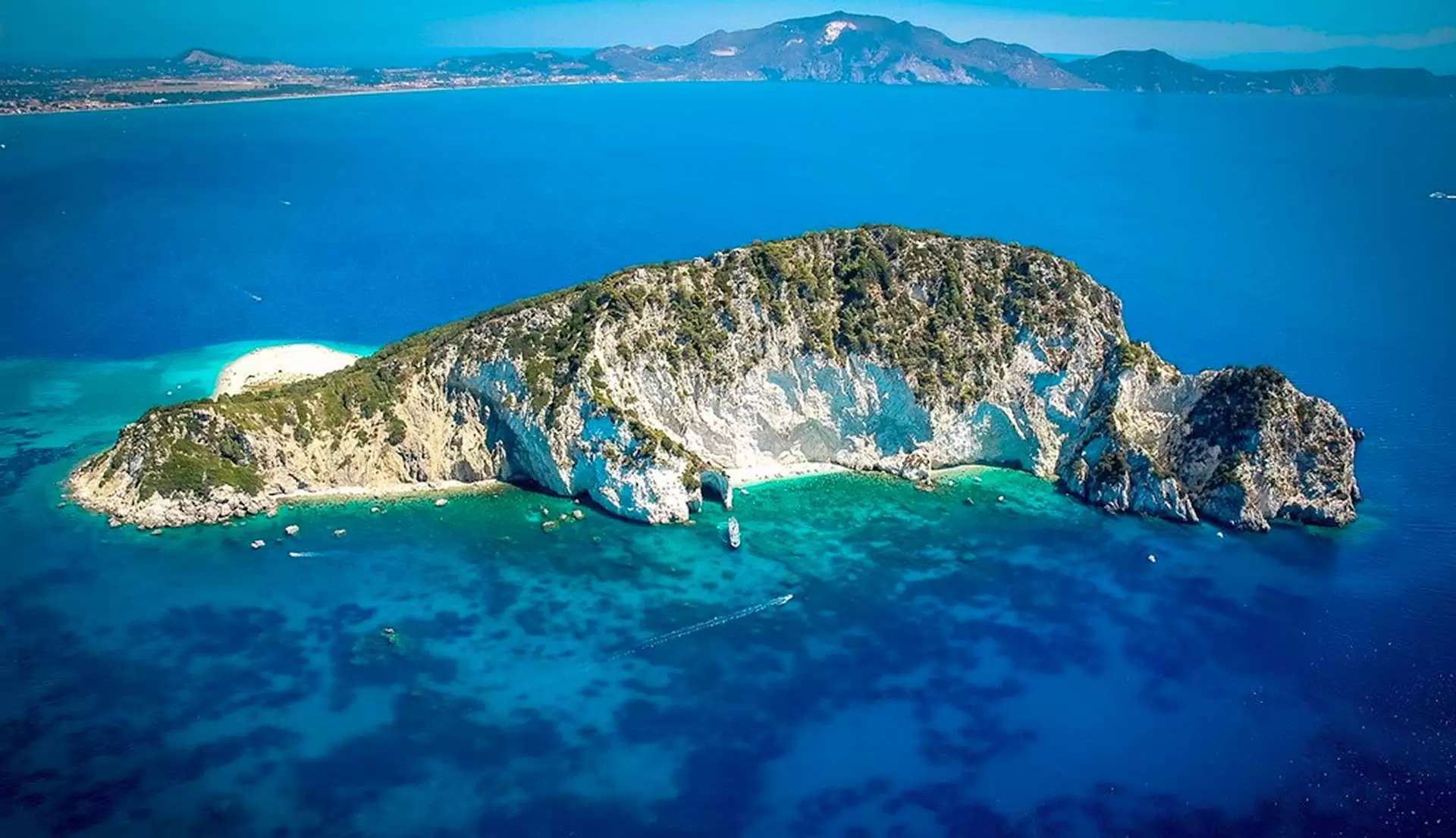 4 Ore Noleggio Barca per la Spiaggia del Relitto e Grotte Blu