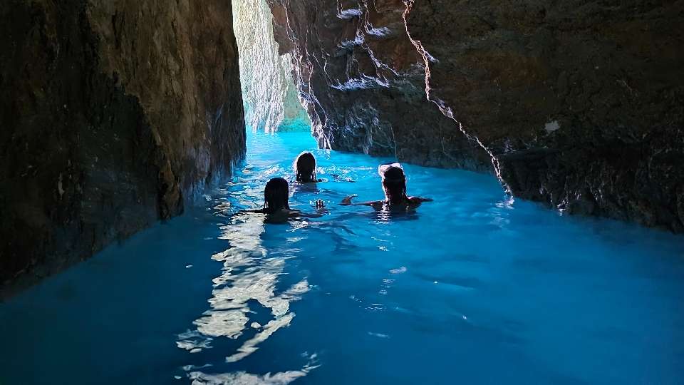 4 Ore Noleggio Barca per la Spiaggia del Relitto e Grotte Blu