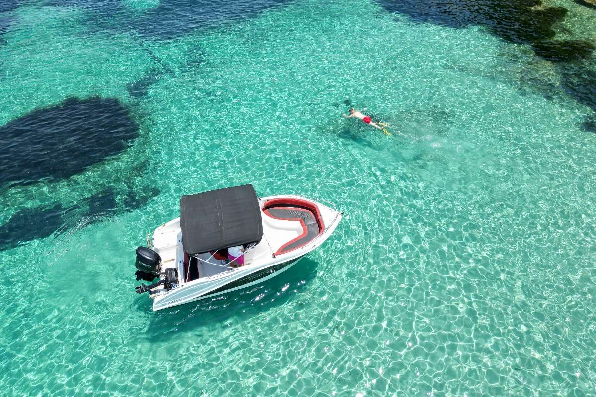 4 Ore Noleggio Barca per la Spiaggia del Relitto e Grotte Blu