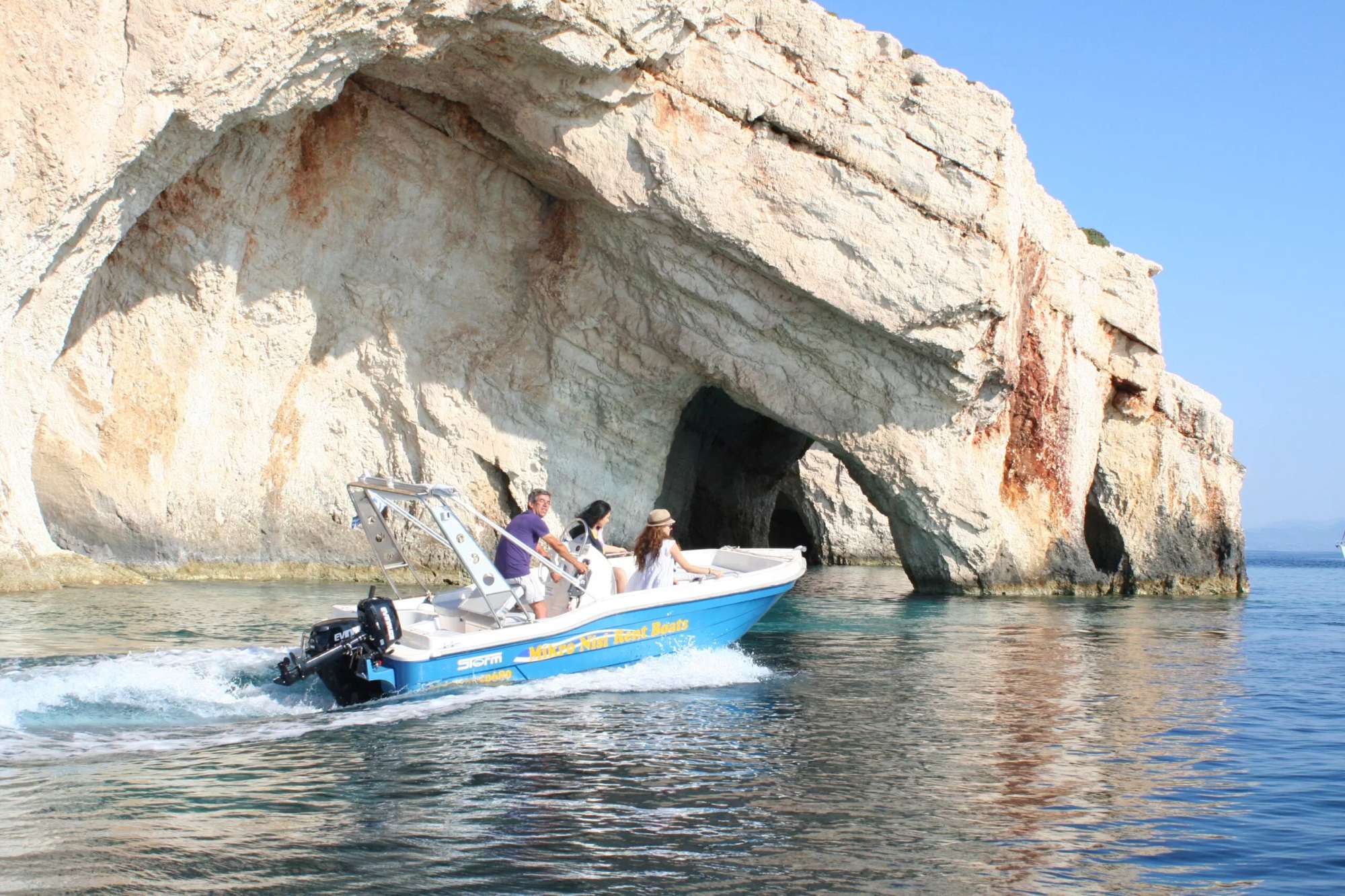 4 Ore Noleggio Barca per la Spiaggia del Relitto e Grotte Blu