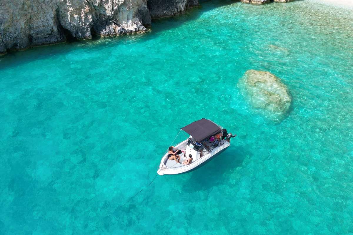 4 Ore Noleggio Barca per la Spiaggia del Relitto e Grotte Blu