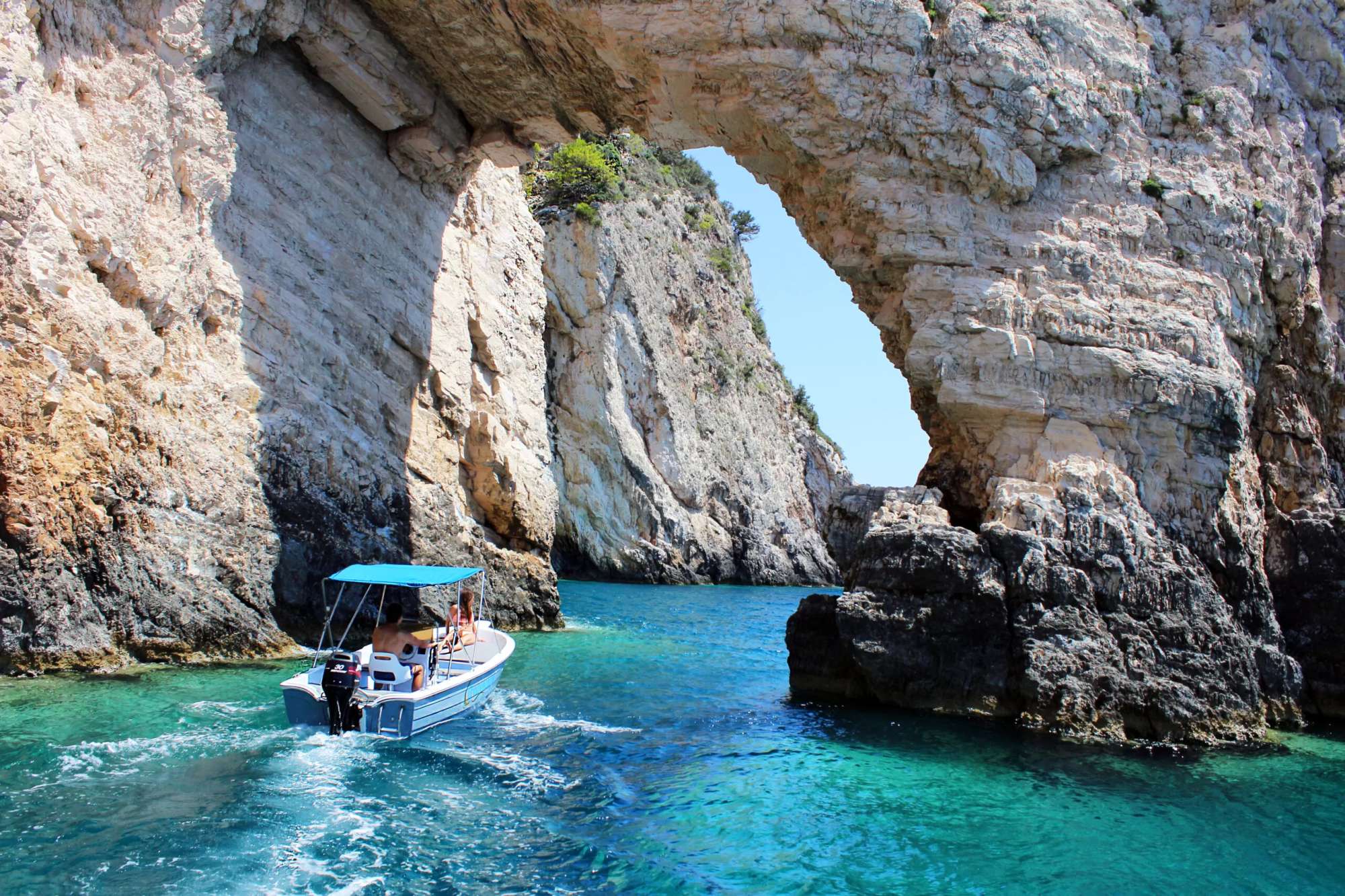 4 Ore Noleggio Barca per la Spiaggia del Relitto e Grotte Blu