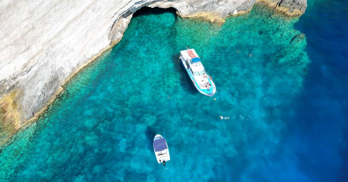 4 Ore Noleggio Barca per la Spiaggia del Relitto e Grotte Blu
