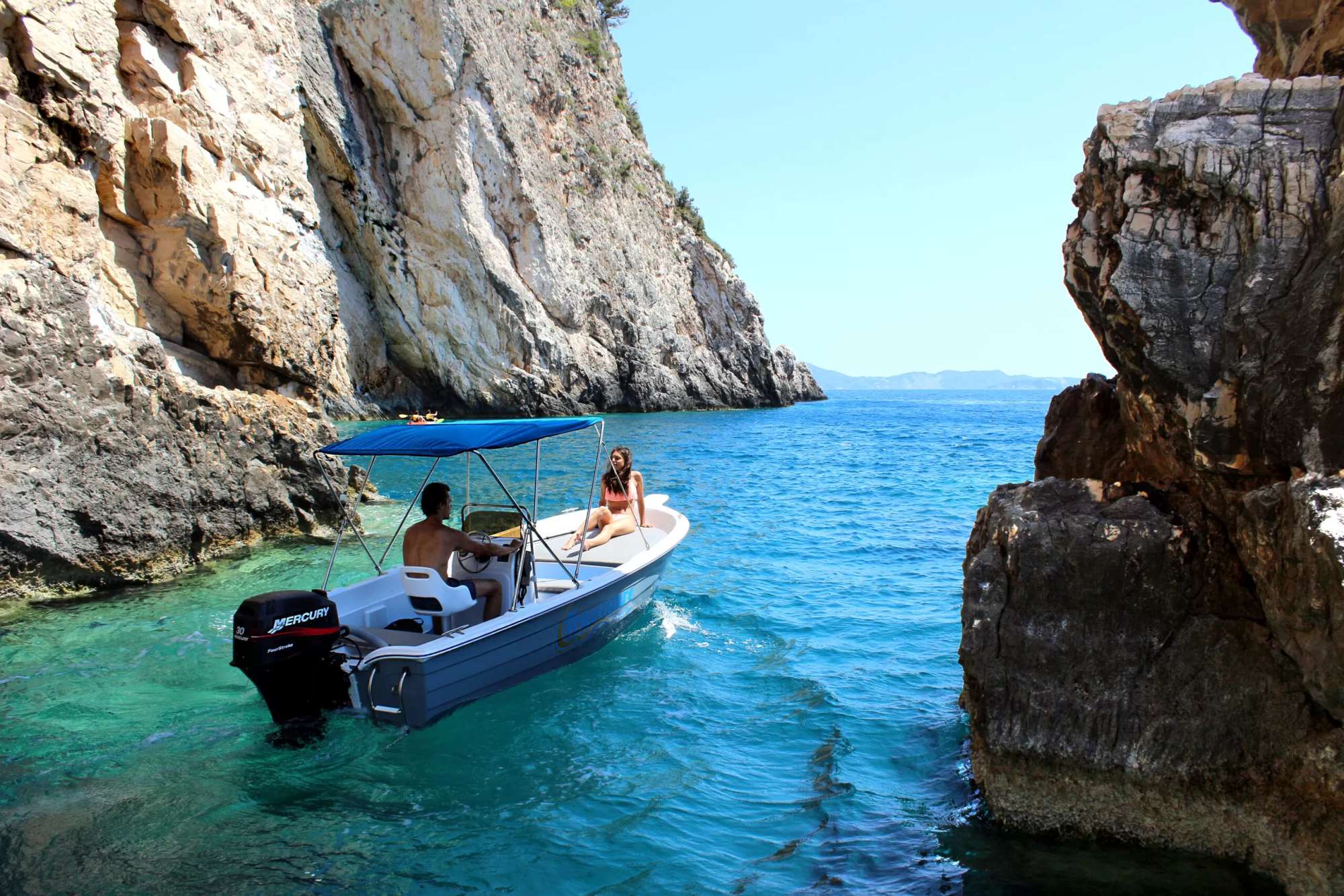 4 Ore Noleggio Barca per la Spiaggia del Relitto e Grotte Blu