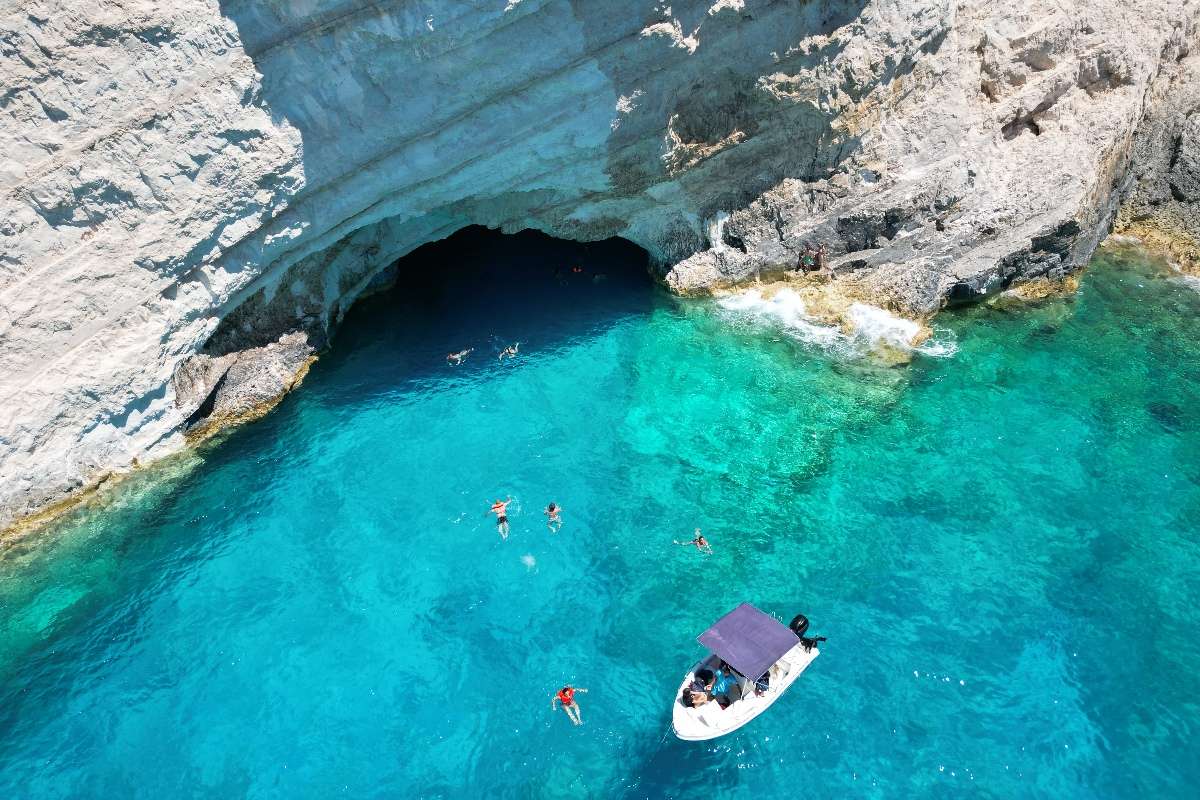 6 Ore Noleggio Barca per la Spiaggia del Relitto e Grotte Blu