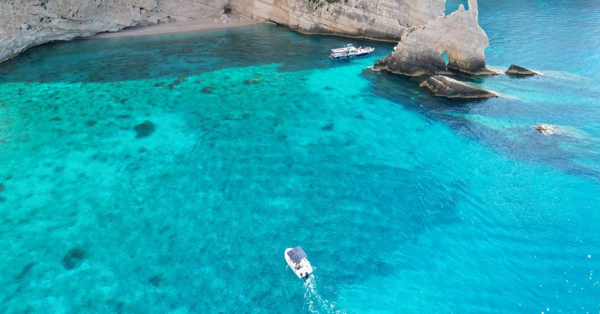 6 Ore Noleggio Barca per la Spiaggia del Relitto e Grotte Blu