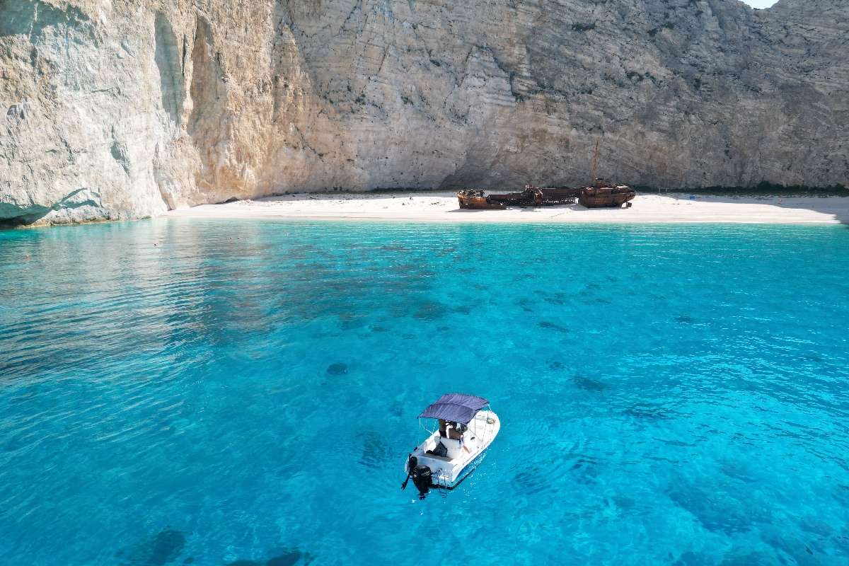 6 Ore Noleggio Barca per la Spiaggia del Relitto e Grotte Blu
