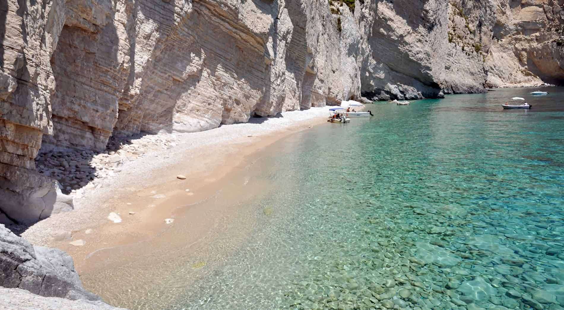 6 Ore Noleggio Barca per la Spiaggia del Relitto e Grotte Blu