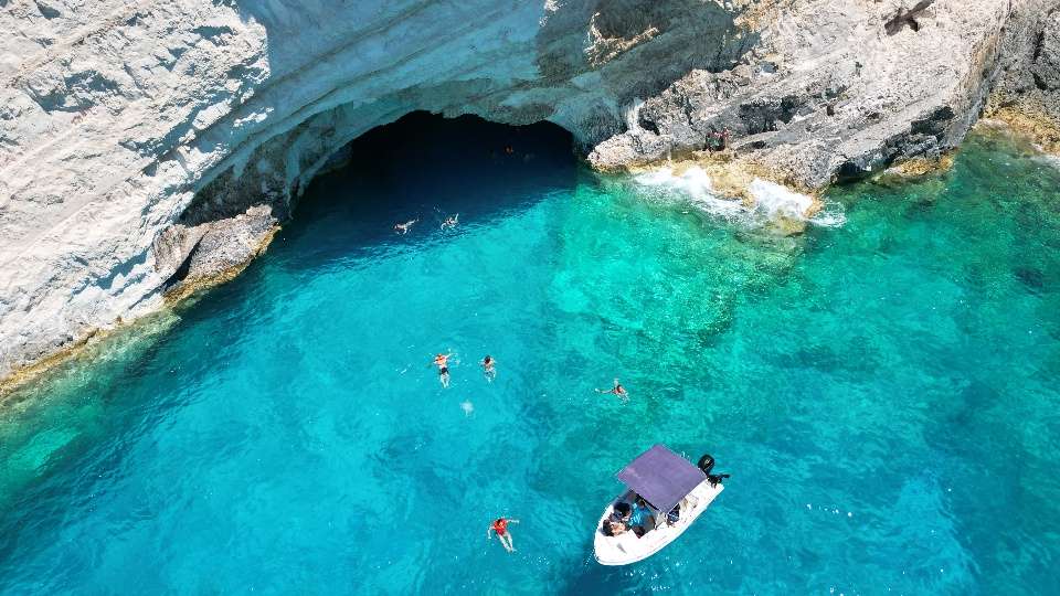 3 Ore Noleggio Barca con Skipper per la Spiaggia del Relitto e Grotte Blu