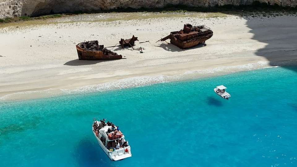 3 Ore Noleggio Barca con Skipper per la Spiaggia del Relitto e Grotte Blu