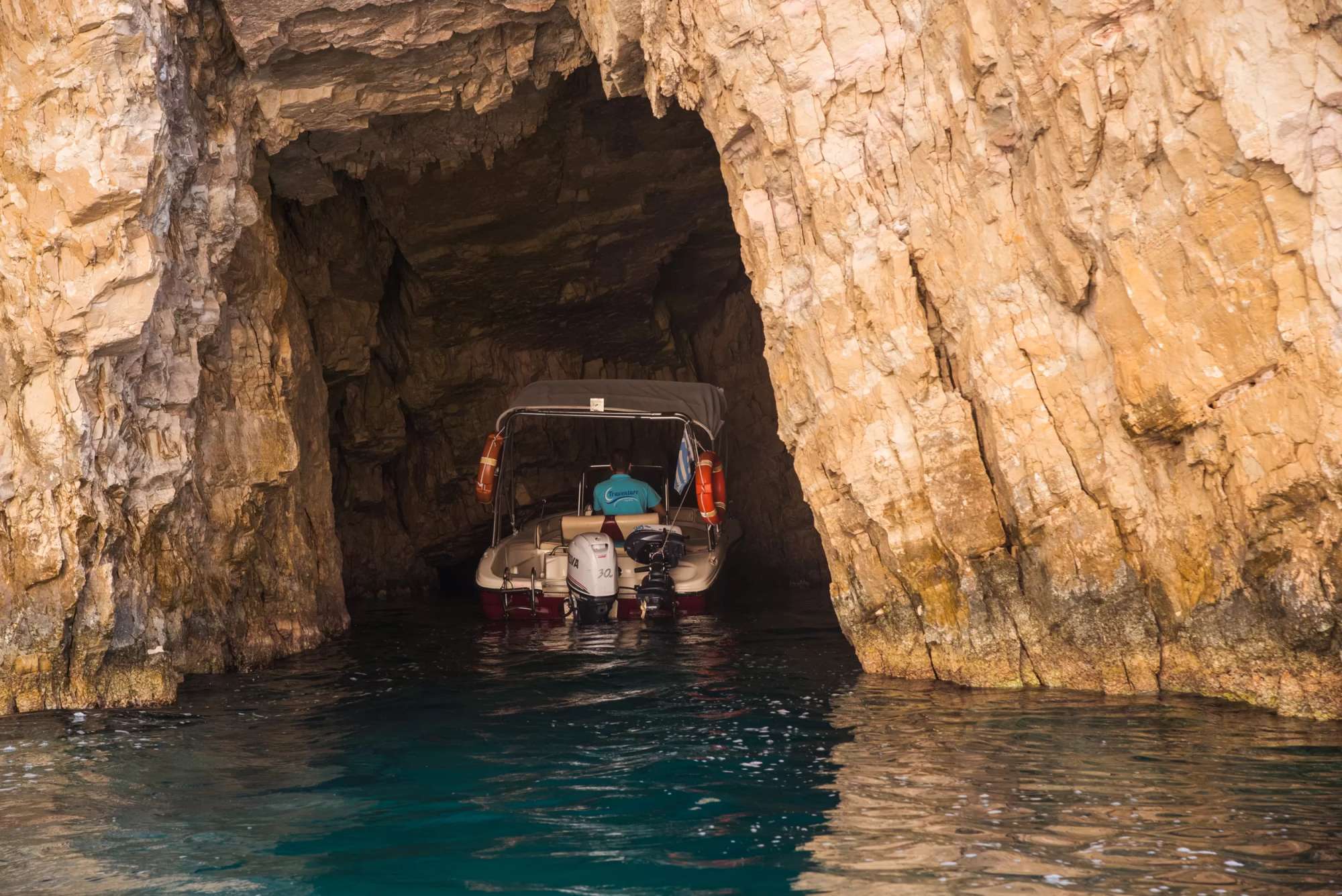 3 Ore Noleggio Barca con Skipper per la Spiaggia del Relitto e Grotte Blu