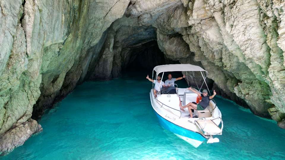3 Ore Noleggio Barca con Skipper per la Spiaggia del Relitto e Grotte Blu