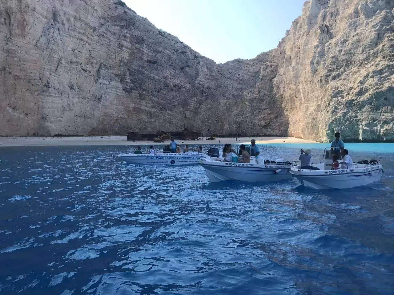 3 Ore Noleggio Barca con Skipper per la Spiaggia del Relitto e Grotte Blu