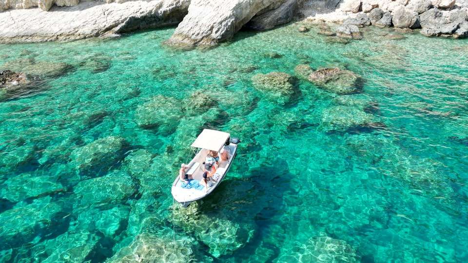 4 Ore Noleggio Barca con Skipper per la Spiaggia del Relitto e Grotte Blu