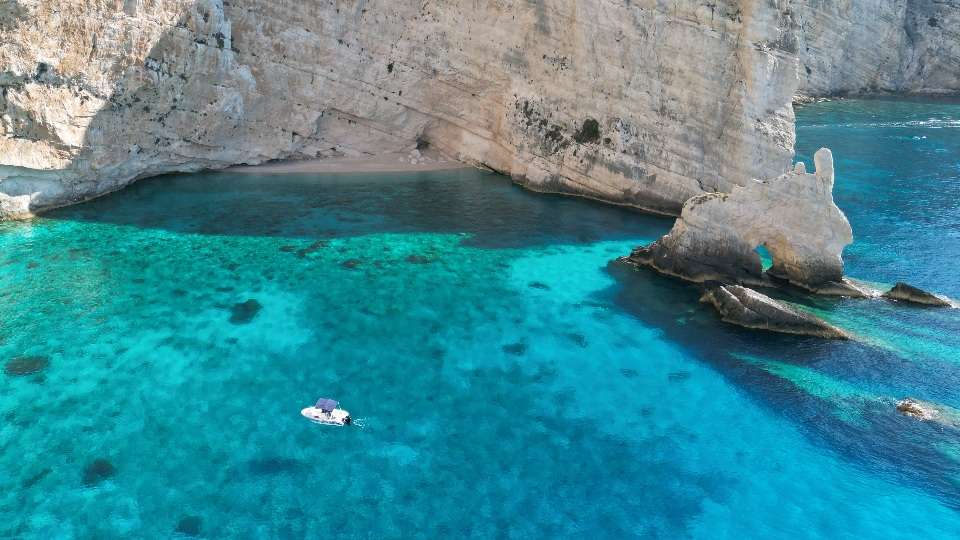 4 Ore Noleggio Barca con Skipper per la Spiaggia del Relitto e Grotte Blu