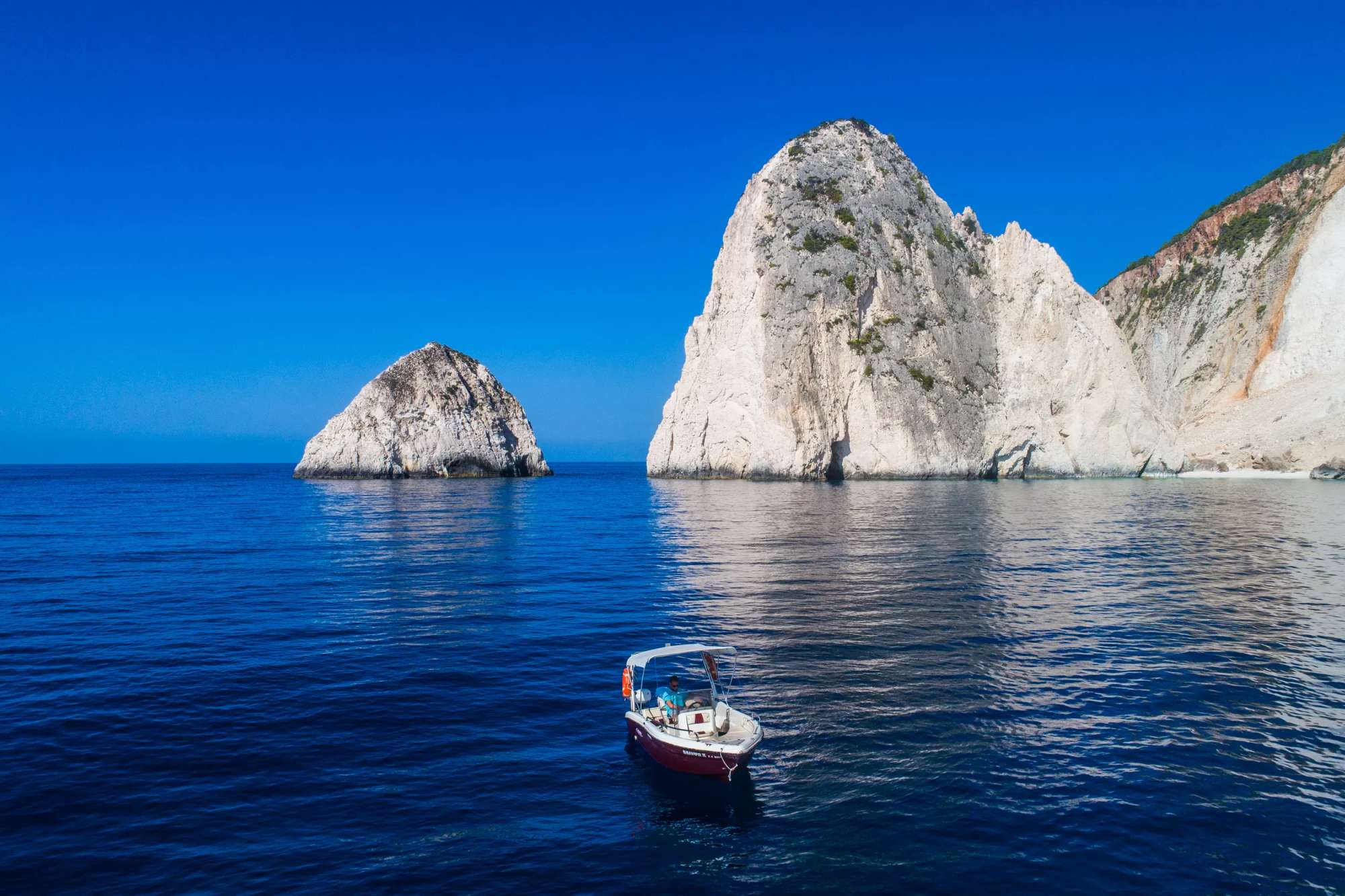 4 Ore Noleggio Barca con Skipper per la Spiaggia del Relitto e Grotte Blu