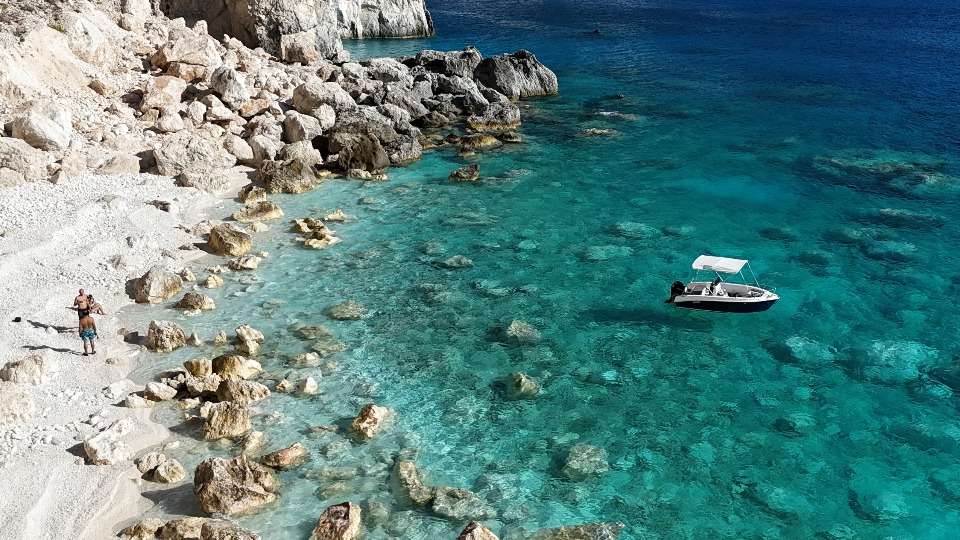5 Ore Noleggio Barca con Skipper per la Spiaggia del Relitto e Grotte Blu
