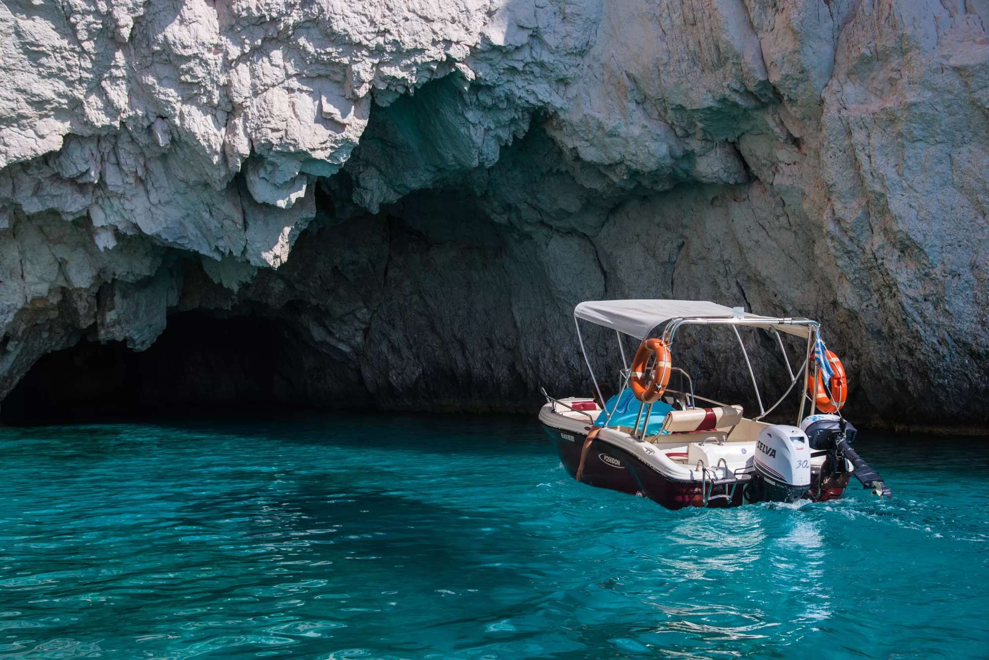 5 Ore Noleggio Barca con Skipper per la Spiaggia del Relitto e Grotte Blu