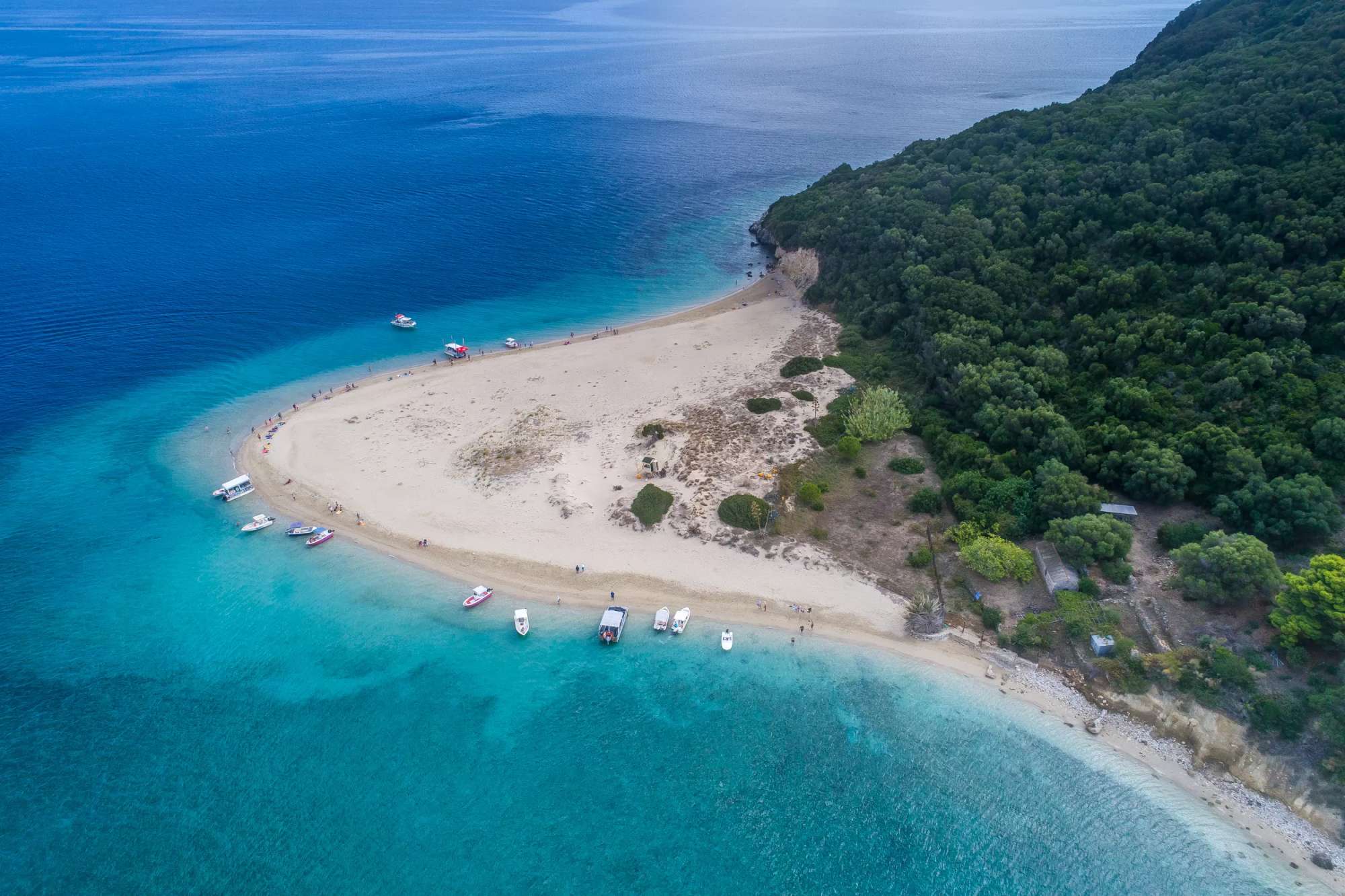 5 Ore Noleggio Barca con Skipper per la Spiaggia del Relitto e Grotte Blu