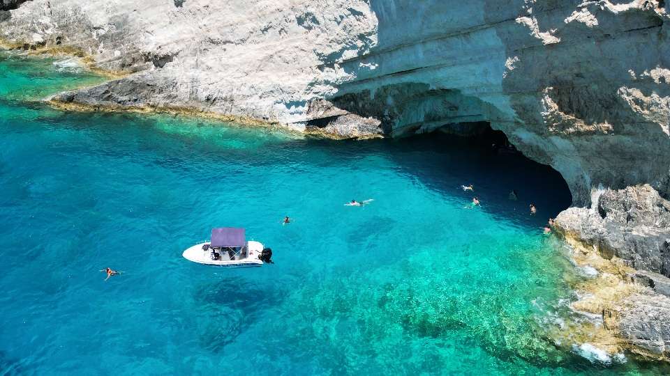 5 Ore Noleggio Barca con Skipper per la Spiaggia del Relitto e Grotte Blu