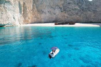 4 Ore Noleggio Barca per la Spiaggia del Relitto e Grotte Blu