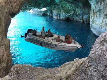 4 Ore Noleggio Barca con Skipper per la Spiaggia del Relitto e Grotte Blu