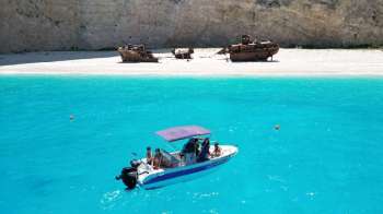 5 Ore Noleggio Barca con Skipper per la Spiaggia del Relitto e Grotte Blu